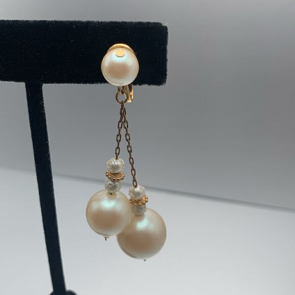 Beautiful Vintage Faux Pearl and Gold Multistrand Dangle earrings, Unmarked - Picture 2 of 4